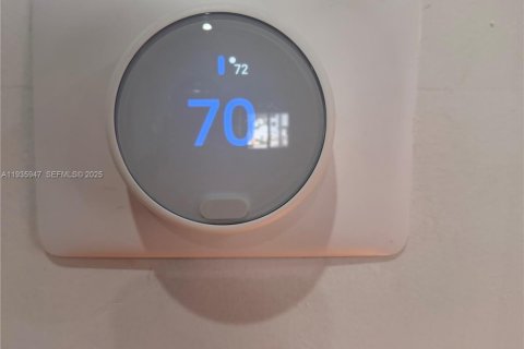 House in Miami, Florida 3 bedrooms, 144.93 sq.m. № 1994139 - photo 24