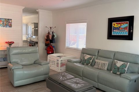 House in Miami, Florida 3 bedrooms, 144.93 sq.m. № 1994139 - photo 4