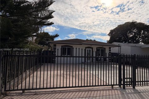 House in Miami, Florida 3 bedrooms, 144.93 sq.m. № 1994139 - photo 1