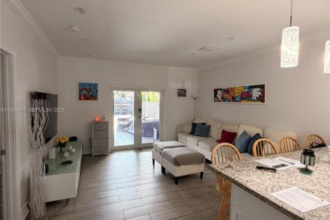 House in Miami, Florida 3 bedrooms, 144.93 sq.m. № 1994139 - photo 7