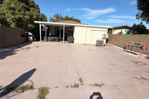 House in Miami, Florida 3 bedrooms, 144.93 sq.m. № 1994139 - photo 28