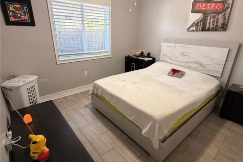 House in Miami, Florida 3 bedrooms, 144.93 sq.m. № 1994139 - photo 21