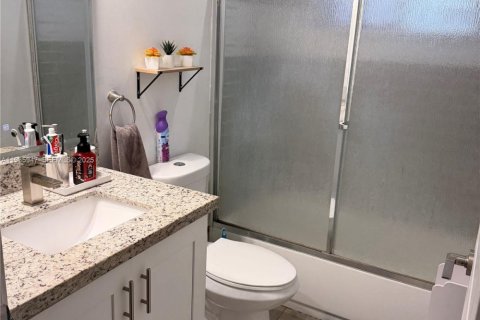 House in Miami, Florida 3 bedrooms, 144.93 sq.m. № 1994139 - photo 19