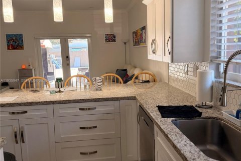 House in Miami, Florida 3 bedrooms, 144.93 sq.m. № 1994139 - photo 13