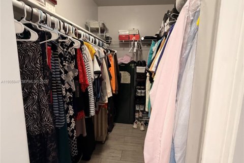 House in Miami, Florida 3 bedrooms, 144.93 sq.m. № 1994139 - photo 17