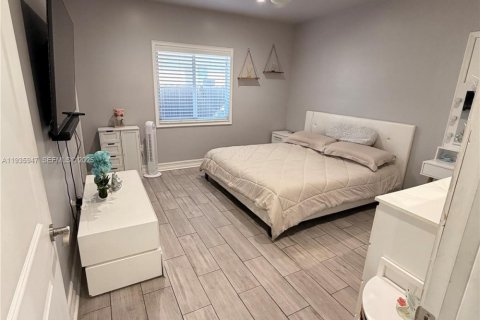 House in Miami, Florida 3 bedrooms, 144.93 sq.m. № 1994139 - photo 15