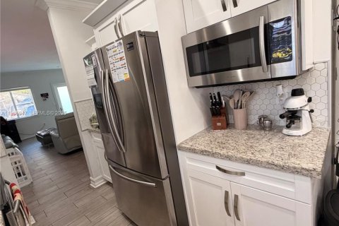 House in Miami, Florida 3 bedrooms, 144.93 sq.m. № 1994139 - photo 12