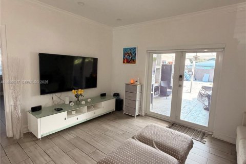 House in Miami, Florida 3 bedrooms, 144.93 sq.m. № 1994139 - photo 6