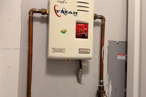 House in Miami, Florida 3 bedrooms, 144.93 sq.m. № 1994139 - photo 29