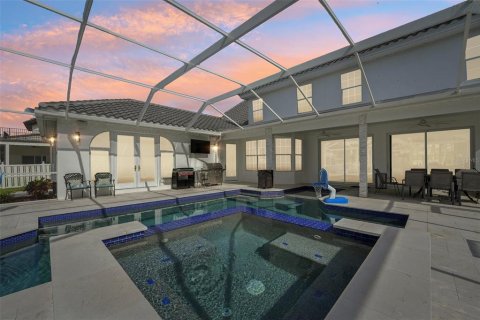 House in Saint Petersburg, Florida 6 bedrooms, 355.72 sq.m. № 1650761 - photo 2