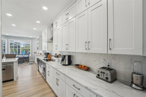 House in Saint Petersburg, Florida 6 bedrooms, 355.72 sq.m. № 1650761 - photo 20