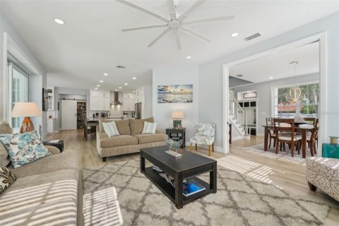 House in Saint Petersburg, Florida 6 bedrooms, 355.72 sq.m. № 1650761 - photo 8