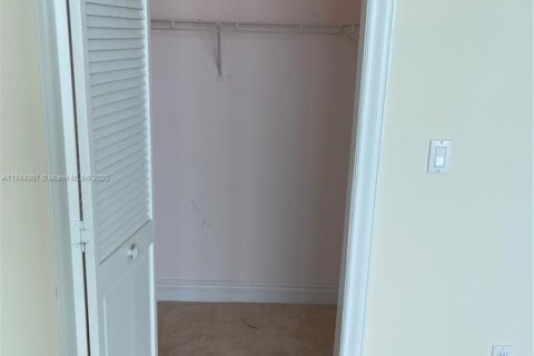 Condo in Miami Beach, Florida, 2 bedrooms  № 1936982 - photo 23