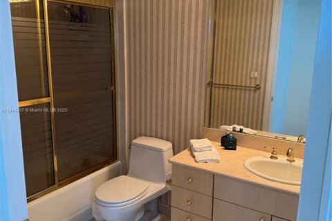 Condo in Miami Beach, Florida, 2 bedrooms  № 1936982 - photo 24