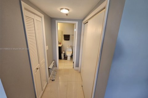 Condo in Hollywood, Florida, 1 bedroom  № 1696464 - photo 25