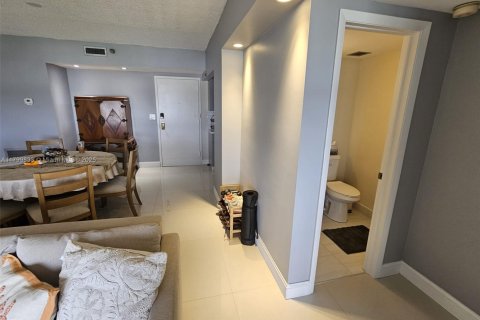 Condo in Hollywood, Florida, 1 bedroom  № 1696464 - photo 16