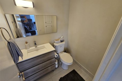 Condo in Hollywood, Florida, 1 bedroom  № 1696464 - photo 18