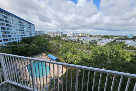 Condo in Hollywood, Florida, 1 bedroom  № 1696464 - photo 2