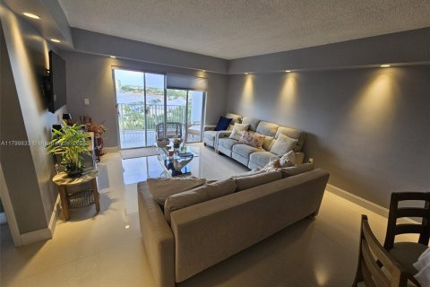 Condo in Hollywood, Florida, 1 bedroom  № 1696464 - photo 6