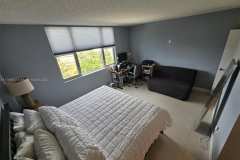 Condo in Hollywood, Florida, 1 bedroom  № 1696464 - photo 22