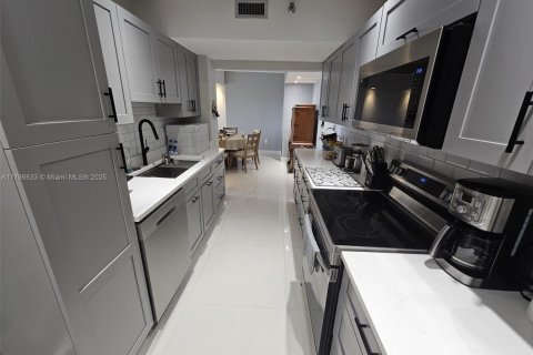 Condo in Hollywood, Florida, 1 bedroom  № 1696464 - photo 15