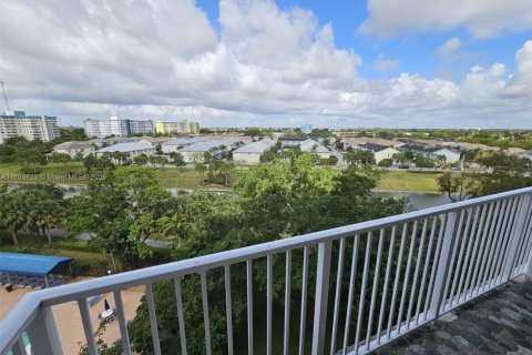 Condo in Hollywood, Florida, 1 bedroom  № 1696464 - photo 9