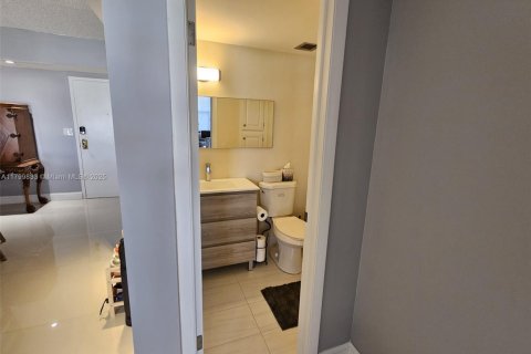 Condo in Hollywood, Florida, 1 bedroom  № 1696464 - photo 17
