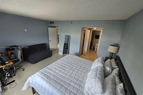 Condo in Hollywood, Florida, 1 bedroom  № 1696464 - photo 24