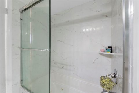Condo in Fort Lauderdale, Florida, 2 bedrooms № 2174285 - photo 12
