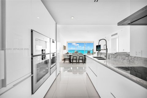 Condominio en venta en Bal Harbour, Florida, 1 dormitorio, 151.62 m2 № 2001629 - foto 11