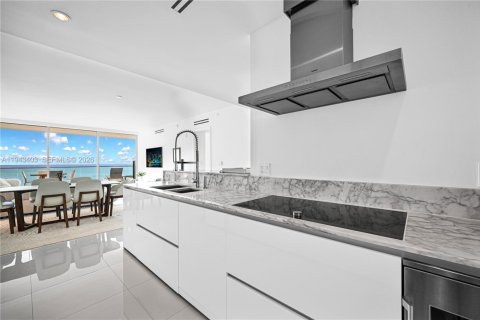 Condominio en venta en Bal Harbour, Florida, 1 dormitorio, 151.62 m2 № 2001629 - foto 12