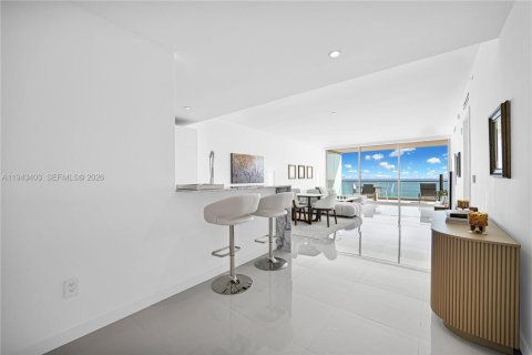 Condominio en venta en Bal Harbour, Florida, 1 dormitorio, 151.62 m2 № 2001629 - foto 9
