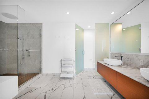 Condominio en venta en Bal Harbour, Florida, 1 dormitorio, 151.62 m2 № 2001629 - foto 19