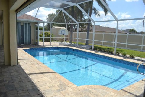 House in Cape Coral, Florida 3 bedrooms, 121.61 sq.m. № 1657569 - photo 3