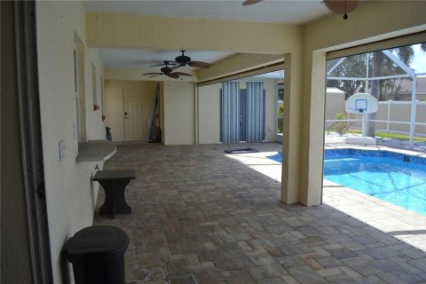 House in Cape Coral, Florida 3 bedrooms, 121.61 sq.m. № 1657569 - photo 6