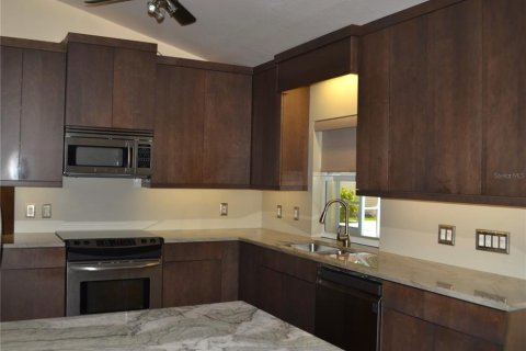 House in Cape Coral, Florida 3 bedrooms, 121.61 sq.m. № 1657569 - photo 14