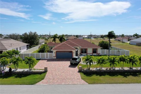 House in Cape Coral, Florida 3 bedrooms, 121.61 sq.m. № 1657569 - photo 1