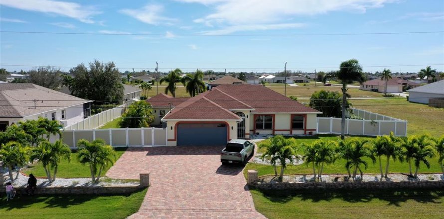 House in Cape Coral, Florida 3 bedrooms, 121.61 sq.m. № 1657569