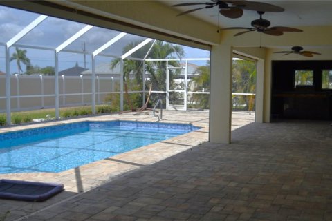 House in Cape Coral, Florida 3 bedrooms, 121.61 sq.m. № 1657569 - photo 7