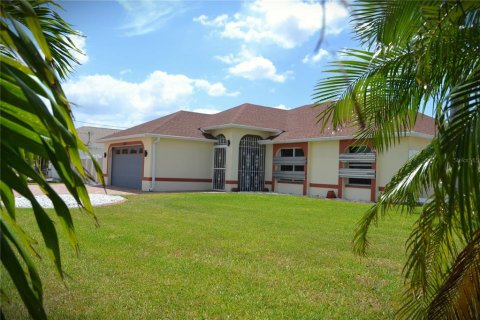House in Cape Coral, Florida 3 bedrooms, 121.61 sq.m. № 1657569 - photo 2
