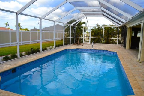 House in Cape Coral, Florida 3 bedrooms, 121.61 sq.m. № 1657569 - photo 5