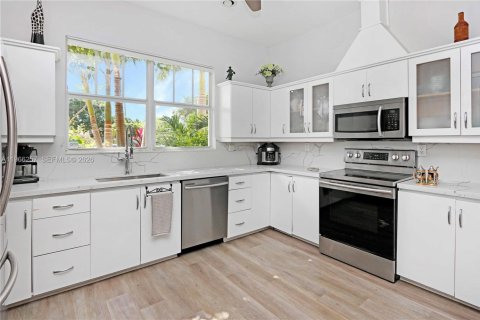 Townhouse in Hollywood, Florida 3 bedrooms, 214.14 sq.m. № 2028098 - photo 4