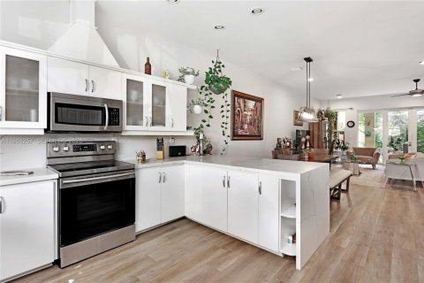 Townhouse in Hollywood, Florida 3 bedrooms, 214.14 sq.m. № 2028098