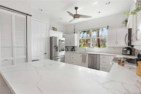 Townhouse in Hollywood, Florida 3 bedrooms, 214.14 sq.m. № 2028098 - photo 3