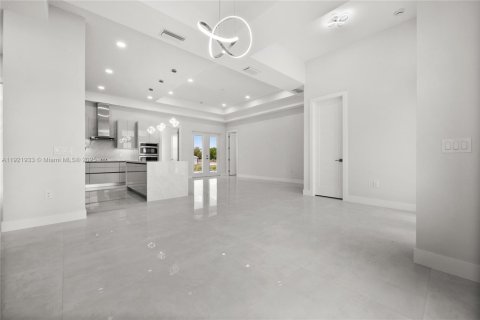 House in Naples, Florida 4 bedrooms, 164.81 sq.m. № 1975856 - photo 5