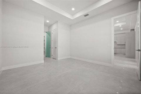 House in Naples, Florida 4 bedrooms, 164.81 sq.m. № 1975856 - photo 10