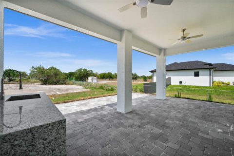 House in Naples, Florida 4 bedrooms, 164.81 sq.m. № 1975856 - photo 23