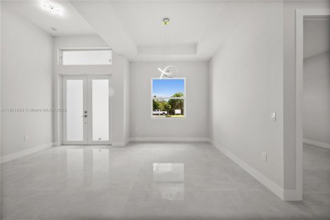 House in Naples, Florida 4 bedrooms, 164.81 sq.m. № 1975856 - photo 3