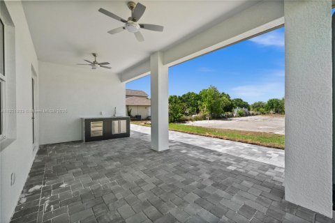 House in Naples, Florida 4 bedrooms, 164.81 sq.m. № 1975856 - photo 24