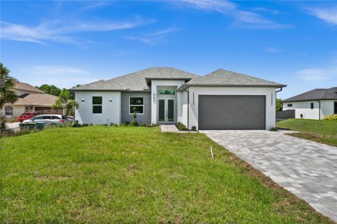 House in Naples, Florida 4 bedrooms, 164.81 sq.m. № 1975856 - photo 1